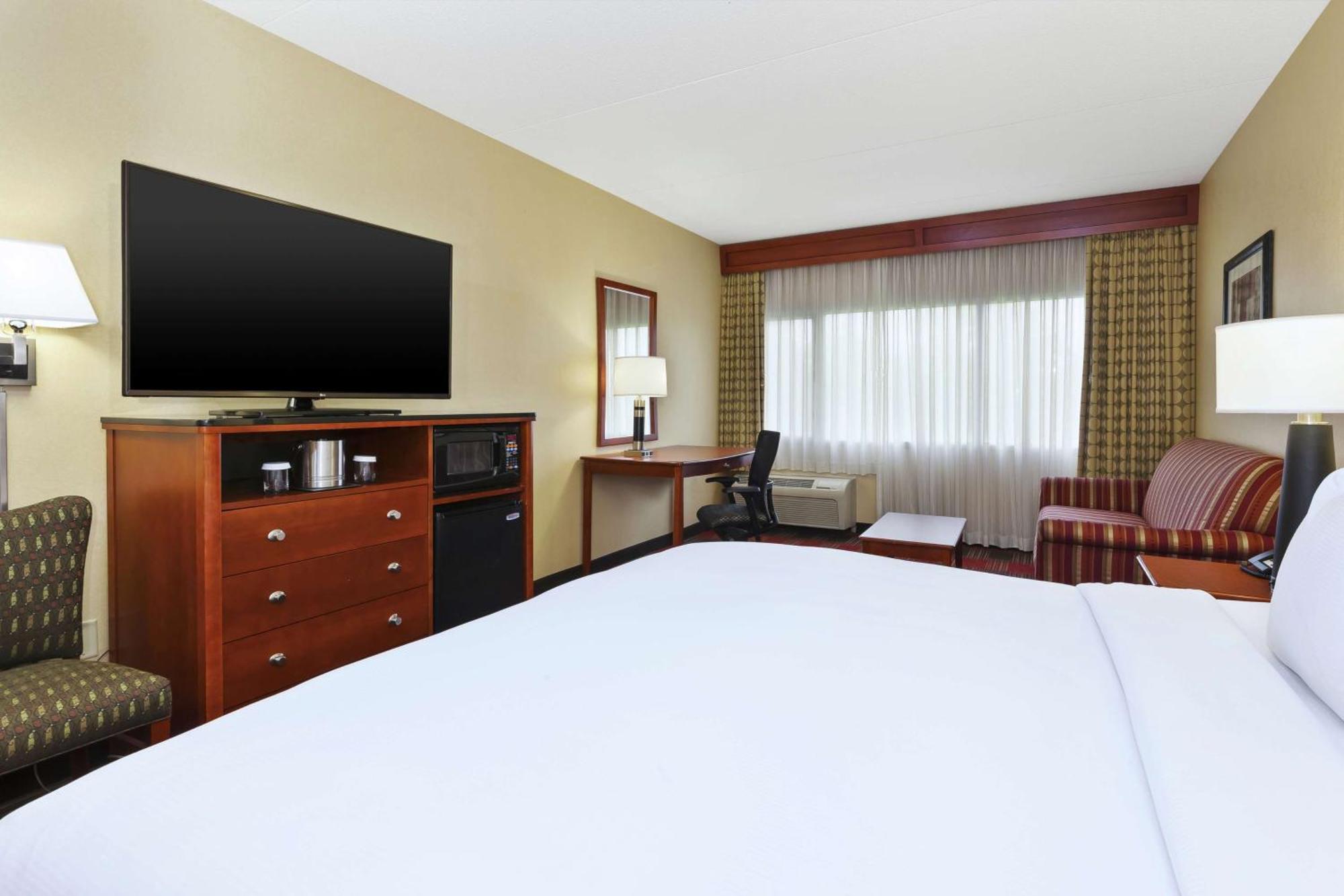 Doubletree By Hilton Holland Hotel Exterior photo