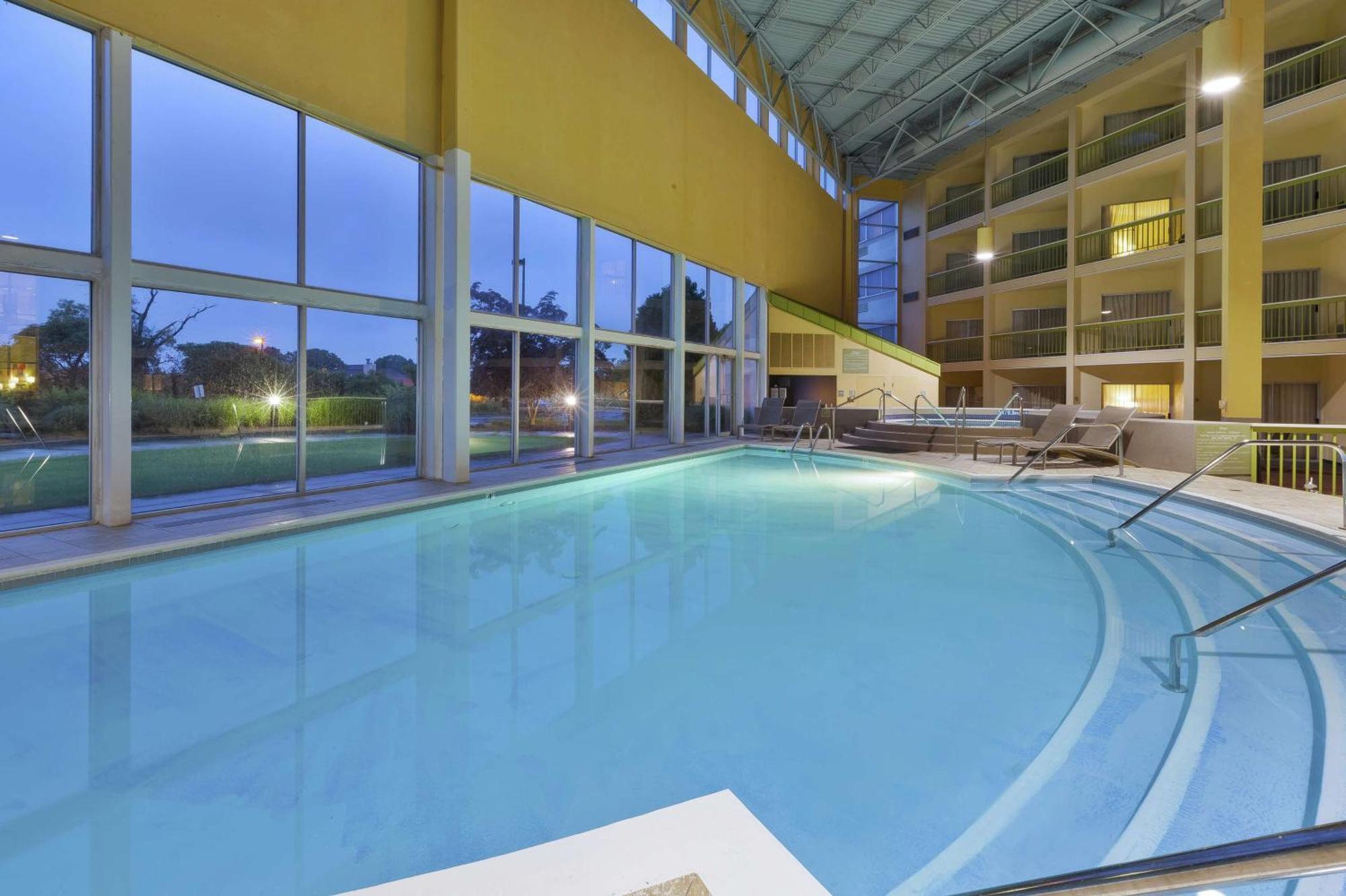 Doubletree By Hilton Holland Hotel Exterior photo